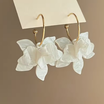 2026 New Trendy White Brown Resin Flower Hoop Earrings for Women Fashion Gardenia Earrings Statement Jewelry Wholesale