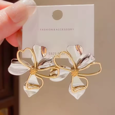 2026 New Trendy White Brown Resin Flower Hoop Earrings for Women Fashion Gardenia Earrings Statement Jewelry Wholesale