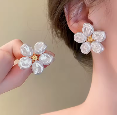 2026 New Trendy White Brown Resin Flower Hoop Earrings for Women Fashion Gardenia Earrings Statement Jewelry Wholesale