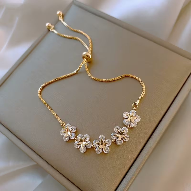 A Vintage-inspired, Simple, Fashionable, and Versatile Synthetic Zirconia Floral Valentine's Day Bracelet