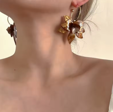 2026 New Trendy White Brown Resin Flower Hoop Earrings for Women Fashion Gardenia Earrings Statement Jewelry Wholesale