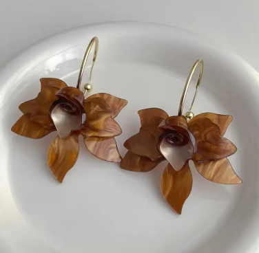 2026 New Trendy White Brown Resin Flower Hoop Earrings for Women Fashion Gardenia Earrings Statement Jewelry Wholesale