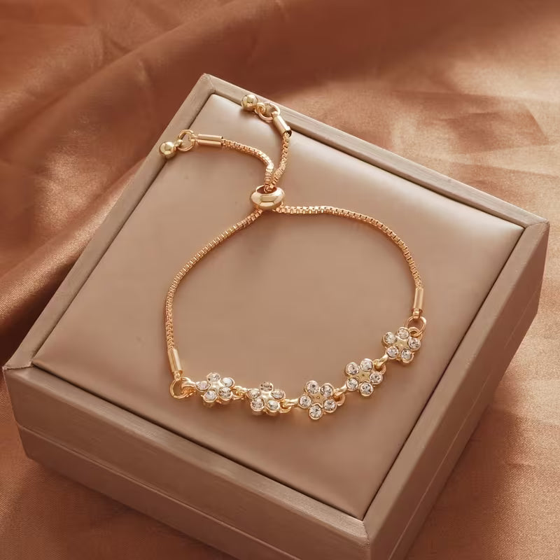 A Vintage-inspired, Simple, Fashionable, and Versatile Synthetic Zirconia Floral Valentine's Day Bracelet