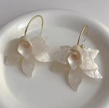 2026 New Trendy White Brown Resin Flower Hoop Earrings for Women Fashion Gardenia Earrings Statement Jewelry Wholesale