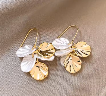 2026 New Trendy White Brown Resin Flower Hoop Earrings for Women Fashion Gardenia Earrings Statement Jewelry Wholesale